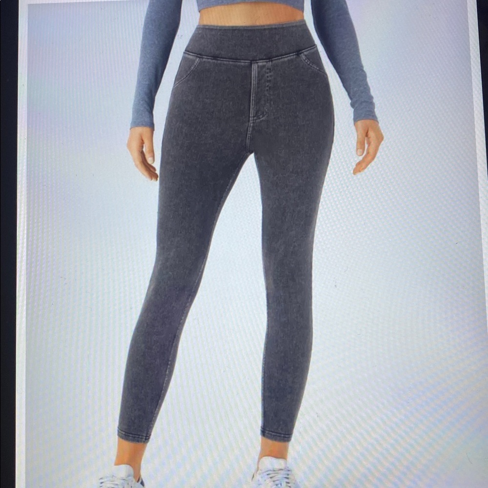 MEDIUM. (FULL LENGTH).   HALARA FLEX DENIUM KNIT CASUAL LEGGINGS